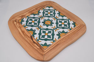 Vassoio in ceramica con quattro mattonelle in legno d'ulivo