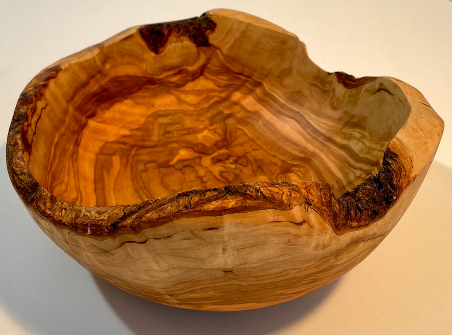 Natural bowl in olive wood